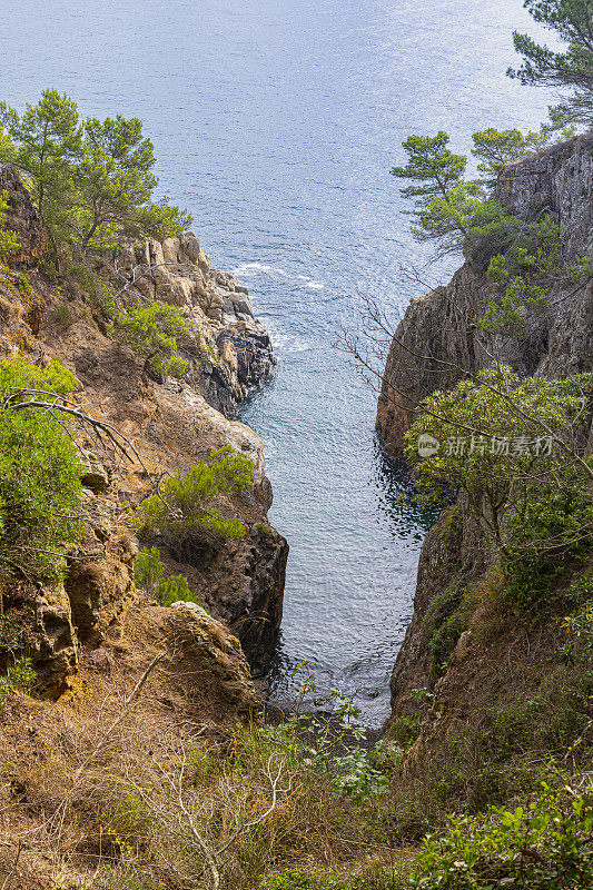 Cala Fosca, Camí de Ronda, Palamós -带岩脉的火成岩